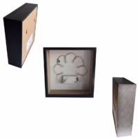 Présentation des finitions de cadres LED personnalisables en noir mat et argent brossé. Les vues montrent le système d'éclairage intérieur par guirlande LED et la structure du cadre profond type "lightbox" cadoriginaux