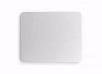 Vue de face d'un tapis de souris rectangulaire blanc aux angles arrondis. Ce support de personnalisation offre une zone d'impression large pour des photos, logos ou textes publicitaires. cadoriginaux