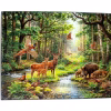 Une photographie de produit en gros plan, nette et détaillée, d'une planche à découper en verre imprimée, isolée sur un fond blanc pur. La planche à découper présente une peinture détaillée d'une scène de forêt de conte de fées avec une rivière et de nombreux animaux sauvages. Au centre, un magnifique cerf élaphe avec une hind et un faon se tient près de la rivière. À gauche, un faisan mâle en plein vol déploie ses ailes colorées. À droite, une famille de sangliers se tient près d'un vieil arbre. De nombreux petits oiseaux, comme des cailles et d'autres faisans, sont parsemés dans la scène. La planche est rectangulaire avec un mince cadre sombre.