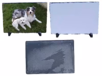 Présentation produit d'une plaque en ardoise rectangulaire personnalisable. En haut à gauche, un exemple avec la photo de deux chiens (un Berger Australien et un petit chien blanc) sur de l'herbe. À droite, la plaque vierge avec son revêtement blanc. En bas, gros plan sur le revers en pierre d'ardoise naturelle grise. cadoriginaux