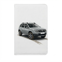 Vue de face rapprochée d'un protège-carnet blanc en similicuir, personnalisé avec l'image d'un 4x4 Dacia Duster gris sur une piste de terre, et avec des traces de pneus imprimées sur le bas de la couverture.
