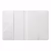 Vue intérieure d'une pochette blanche vide pour carnet de santé, avec des emplacements de rangement sur les côtés.