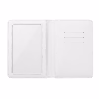 Intérieur de la pochette de vaccination ouverte. Le côté gauche présente une grande poche transparente pour insérer des documents, tandis que le côté droit comporte des fentes pour cartes et une pochette plus petite. Le tout est vide et vierge.