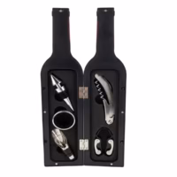 Vue de l'intérieur du coffret sommelier ouvert révélant 5 accessoires en acier inoxydable logés dans une mousse noire : tire-bouchon, bouchon, bec verseur, anneau anti-goutte et coupe-capsule.