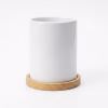 Pot de fleur blanc personnalisable par sublimation, posé à la verticale sur sa base en bois, idéal pour offrir avec une petite plante succulente