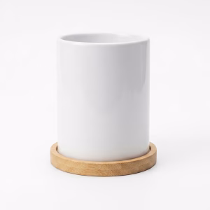 Pot de fleur blanc personnalisable par sublimation, posé à la verticale sur sa base en bois, idéal pour offrir avec une petite plante succulente