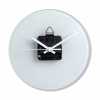 Vue arrière d'une pendule murale circulaire vierge en verre dépoli pour sublimation photo, montrant le mécanisme d'horloge noir, le support d'accroche mural intégré et les aiguilles d'horloge blanches (heures, minutes, secondes) en position frontale sur un fond blanc isolé.