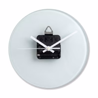 Vue arrière d'une pendule murale circulaire vierge en verre dépoli pour sublimation photo, montrant le mécanisme d'horloge noir, le support d'accroche mural intégré et les aiguilles d'horloge blanches (heures, minutes, secondes) en position frontale sur un fond blanc isolé.