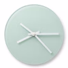 Vue avant d'une pendule murale circulaire personnalisée en verre photo sublimation de couleur vert menthe clair dépoli, avec trois aiguilles d'horloge blanches minimalistes pointant à 10h10, centrée sur un fond blanc isolé, prête à être imprimée.