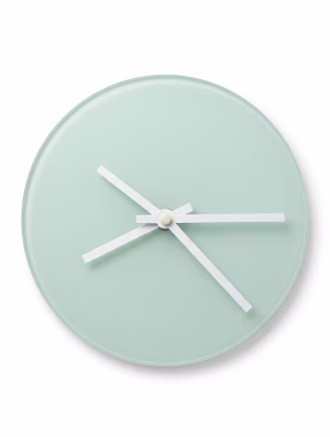 Vue avant d'une pendule murale circulaire personnalisée en verre photo sublimation de couleur vert menthe clair dépoli, avec trois aiguilles d'horloge blanches minimalistes pointant à 10h10, centrée sur un fond blanc isolé, prête à être imprimée.